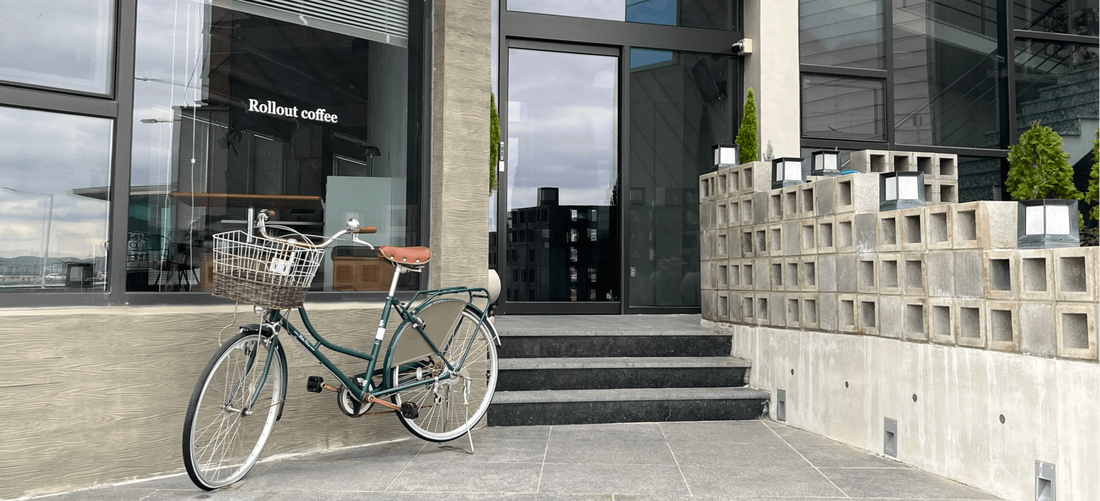 롤아웃 커피 외관